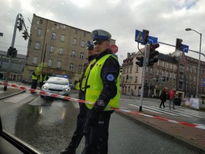 zdjęcie kolorowe: śląscy policjanci podczas  zabezpieczenia XI Silesia Marathon w Katowicach