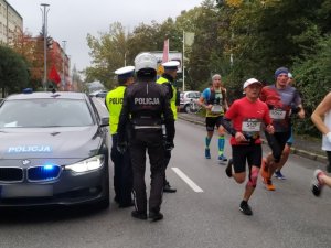 zdjęcie kolorowe: śląscy policjanci podczas  zabezpieczenia XI Silesia Marathon w Katowicach