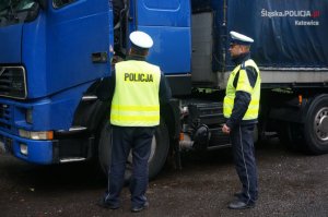 zdjęcie kolorowe: policjanci katowickiej drogówki podczas kontroli drogowej ciężarówki