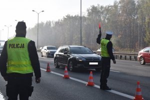 zdjęcie kolorowe: policjanci katowickiej drogówki w rejonie DK 86, którzy kierują ruchem podczas akcji &quot;Znicz 2019&quot;