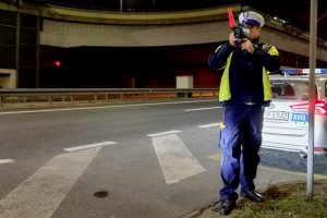 zdjęcie kolorowe: policjanci katowickiej drogówki podczas wieczornych działań &quot;Prędkość&quot;