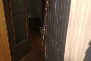 Na zdjęciu widać wyłamane drzwi do domu