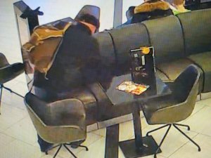 zdjęcie kolorowe: wizerunek mężczyzny podejrzewanego o przywłaszczenie telefonu komórkowego zarejestrowany przez monitoring sklepowy