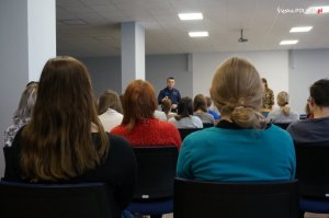 zdjęcie kolorowe: śląscy policjanci i psychologowie podczas spotkania prowadzonego w ramach Tygodnia Pomocy Osobom Pokrzywdzonym Przestępstwem