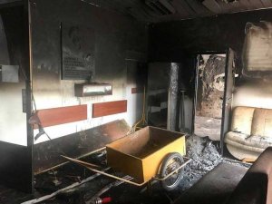 zdjęcie kolorowe: spalone pomieszczenie biurowe w budynku ośrodka. Zdjęcie ze strony internetowej ośrodka