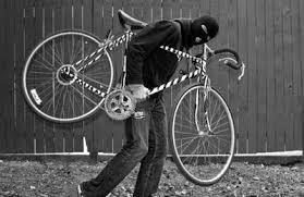 zdjęcie czarno - białe: złodziej z rowerem - zdjęcie pochodzi ze strony bialystok.policja.gov.pl