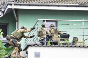 Zdjęcie kolorowe: śląscy kontrterroryści na balkonie budynku