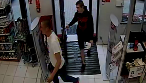 zdjęcie kolorowe: mężczyźni podejrzewani o kradzież perfum w drogerii przy ul. Bednorza 1 w Katowicach