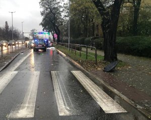 zdjęcie kolorowe: ul. Mikołowska w Katowicach policyjny radiowóz i audi, które śmiertelnie potraciło kobietę, widok od strony przejścia dla pieszych