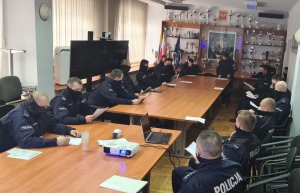 zdjęcie kolorowe: policjanci ogniw patrolowych komendy miejskiej Policji w Katowicach podczas szkolenia w zakresie przeciwdziałania przemocy w rodzinie