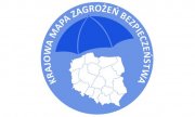 zdjęcie kolorowe: w błękitnym kole biała mapa konturowa Polski nad którym jest rozciągnięty parasol i napis Krajowa Mapa Zagrożeń Bezpieczeństwa