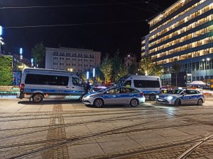 zdjęcie kolorowe: policyjne radiowozy w centrum Katowic