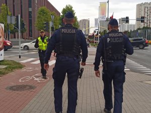 zdjęcie kolorowe: policyjny patrol pieszy w rejonie przejścia dla pieszych