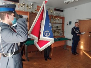 zdjęcie kolorowe: insp. Paweł Barski Komendant Miejski Policji w Katowicach odczytujący rotę ślubowania