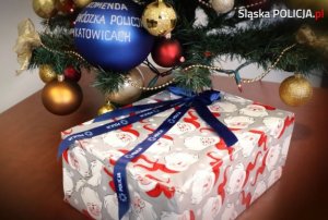 zdjęcie kolorowe: świąteczna choinka pod którą ułożono prezenty