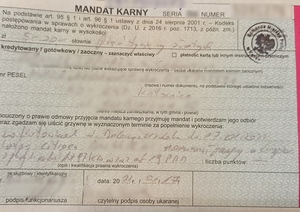 zdjęcie kolorowe: zanimizowany mandat karny na kwotę 5 tysięcy złotych za spowodowanie kolizji