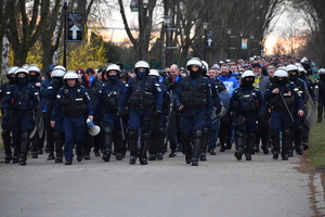 zdjęcie kolorowe: policjanci oddziału prewencji w trakcie przemarszu kibiców Widzewa Łódź i Ruchu Chorzów na katowicki stadion