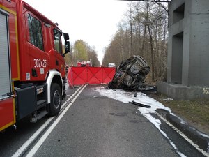 zdjęcie kolorowe: wóz strażacki i samochód, który spłonął