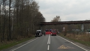 zdjęcie kolorowe: droga na której doszło do śmiertelnego wypadku drogowego, z pojazdami służbowymi Policji i Straży Miejskiej