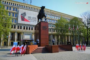 zdjęcie kolorowe&quot; pomnik Józefa Piłsudskiego w Katowicach