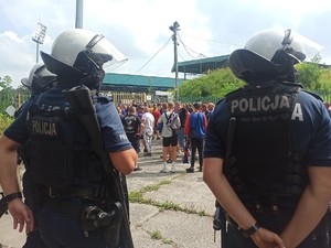 zdjęcie kolorowe: policjanci oddziału prewencji nadzorujący wchodzenie kibiców na stadion