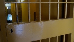 zdjęcie kolorowe: krata w policyjnym areszcie
