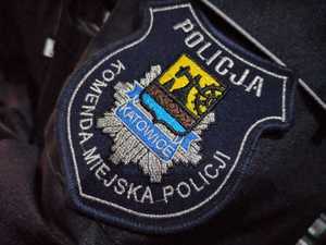 zdjęcie kolorowe: naszywka na mundur przedstawiająca napis Komenda Miejska Policji w Katowicach i herb Katowic