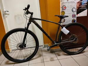 zdjęcie kolorowe: rower marki Romet ustawiony na korytarzu komisariatu