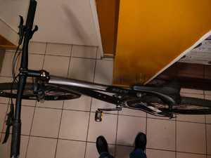 zdjęcie kolorowe: rower marki Romet ustawiony na korytarzu komisariatu - zbliżenie na ramę