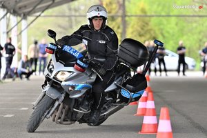 zdjęcie kolorowe: policjant ruchu drogowego na motocyklu