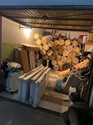 zdjęcie korowe: garaż, w którym podejrzany deponował rzeczy pochodzące z włamań