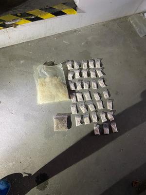 zdjęcie kolorowe: zabezpieczona przez policjantów amfetamina i tabletki extasy