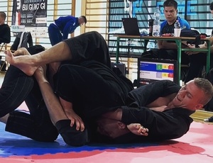 zdjęcie kolorowe:  starszy posterunkowy Łukasz Banach podczas zwycięskiej walki na macie