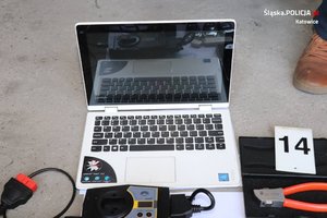 zdjęcie kolorowe: zabezpieczony przez katowickich policjantów  laptop służący do kradzieży pojazdów