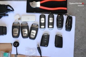 zdjęcie kolorowe: zabezpieczone przez katowickich policjantów narzędzia i kluczyki służące do kradzieży pojazdów
