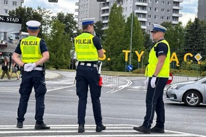 zdjęcie kolorowe: policjanci katowickiej drogówki zabezpieczający przejazd kierowców na koncert
