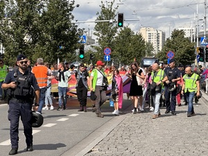zdjęcie kolorowe: policjanci prewencji i funkcjonariusze zespołu antykonfliktowego podczas zabezpieczenia marszu