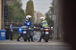 zdjęcie kolorowe: policjanci katowickiej drogówki na motorach konsultujący zabezpieczenie trasy