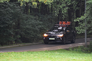 zdjęcie kolorowe: samochód organizatora pokazujący czas trwania biegu