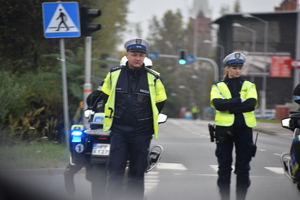 zdjęcie kolorowe: policjanci katowickiej drogówki podczas zabezpieczenia trasy biegu