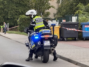 zdjęcie kolorowe: policjant katowickiej drogówki na motocyklu