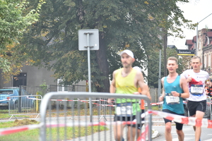 zdjęcie kolorowe: zawodnicy na trasie maratonu maratonu