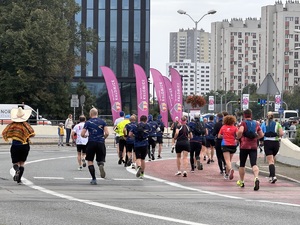 zdjęcie kolorowe: zawodnicy półmaratonu na rondzie koło Spodka