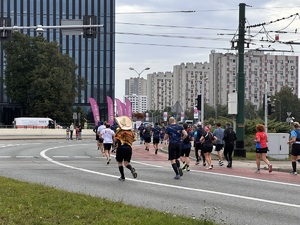 zdjęcie kolorowe: biegacze na trasie półmaratonu