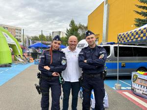 zdjęcie kolorowe: katowiccy policjanci z zawodnikiem załogi rajdowej Jarosław  i Marcin Szeja podczas pamiątkowego zdjęcia