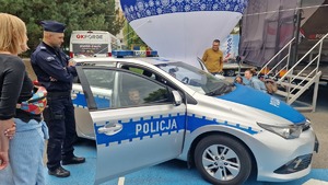 zdjęcie kolorowe: radiowóz na policyjnym stanowisku profilaktycznym podczas Pikniku z Bebokiem