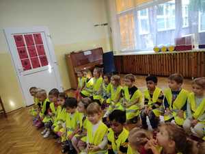 zdjęcie kolorowe: katowiccy dzielnicowi podczas spotkania z dziećmi w przedszkolu rozmawiają o ich bezpieczeństwie w ruchu drogowym