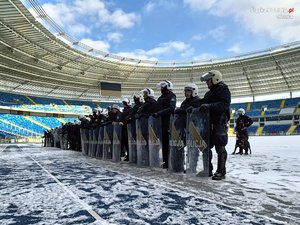 zdjęcie kolorowe: policjanci podczas ćwiczeń na Stadionie Śląskim