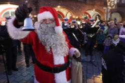 zdjęcie kolorowe: Święty Mikołaj w towarzystwie policyjnej orkiestry