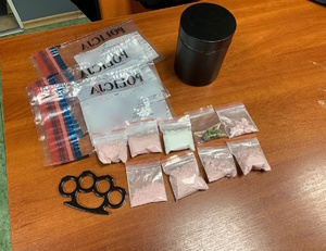 zdjęcie kolorowe: przedstawiające narkotyki zabezpieczone przez policjantów